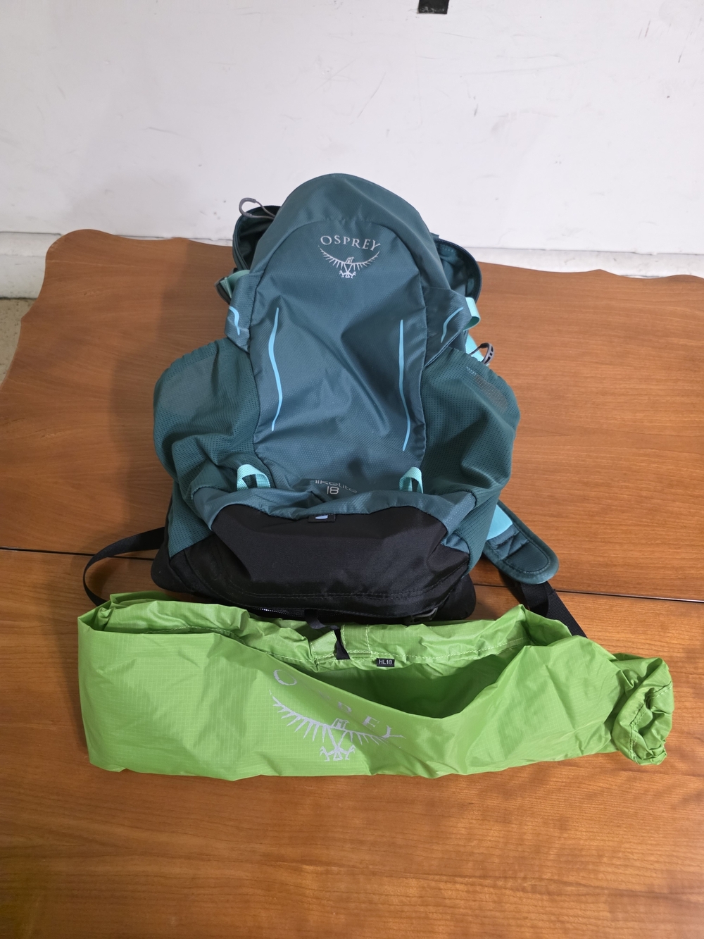Osprey Hikelite 18 Daypack in Teal with Lime Green Raincover